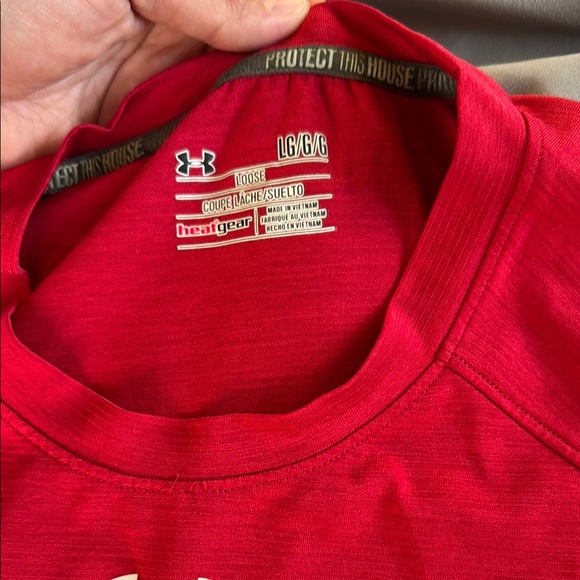 Under Armour Red Wisconsin Men's Shirt Size large in very good condition - Picture 3 of 3
